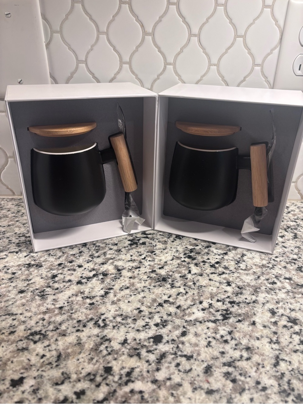 Set of 2 Ceramic Coffee/ Tea Cups with Spoon and Lip. Brand New with Gift Box